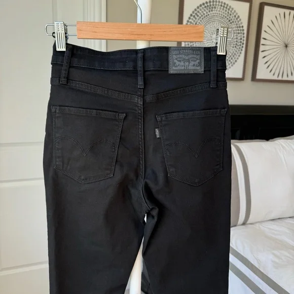 Levi’s 721 High Rise Skinny in Black - Picture 9 of 11
